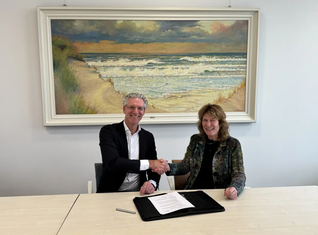 Van links naar rechts Marc Otto en Astrid Kee bij de ondertekening