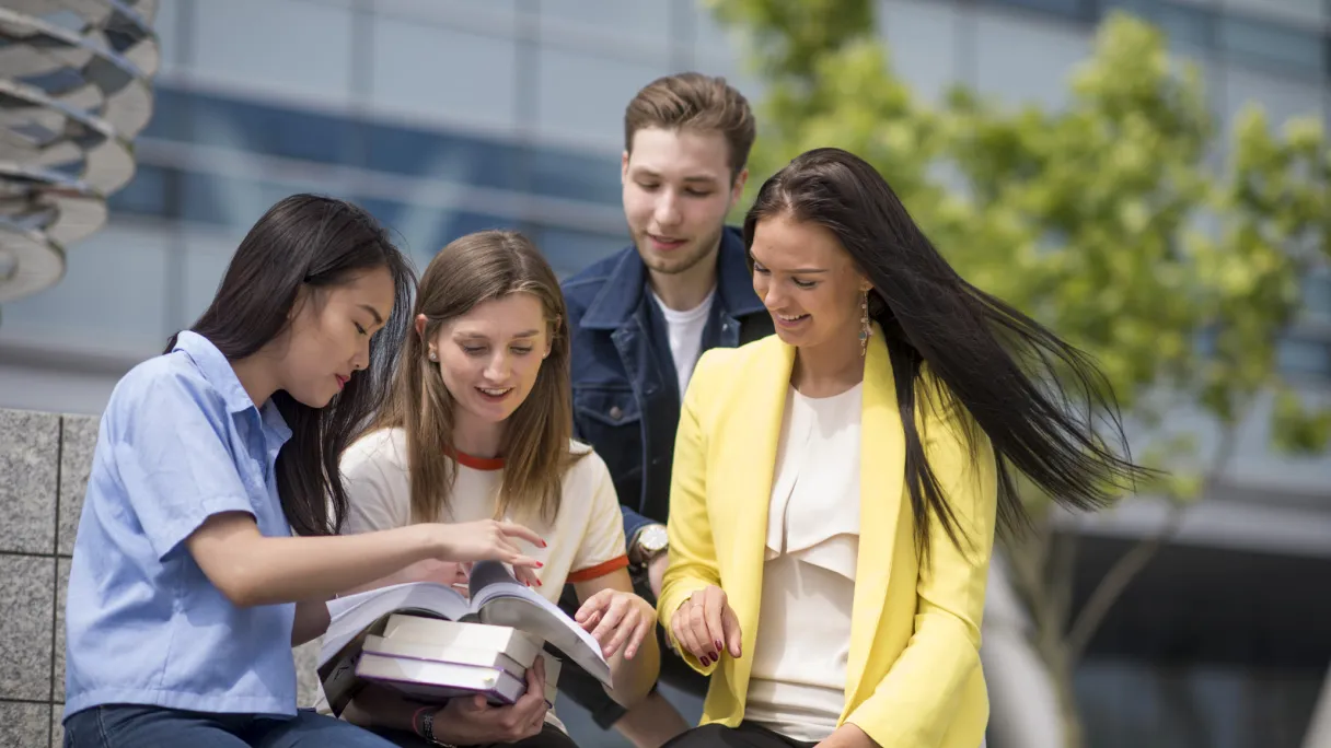 sfeerfoto vier studenten op kennisplein