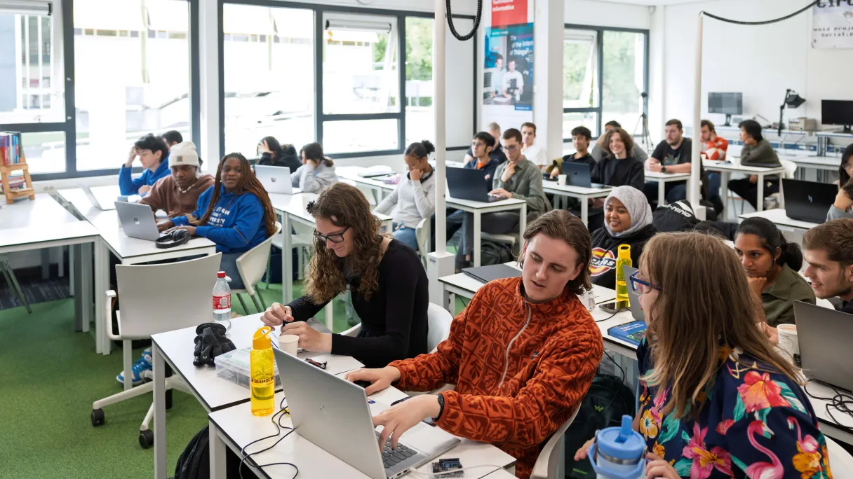 IT-nhl-stenden-classroom-students-tech-in-nl