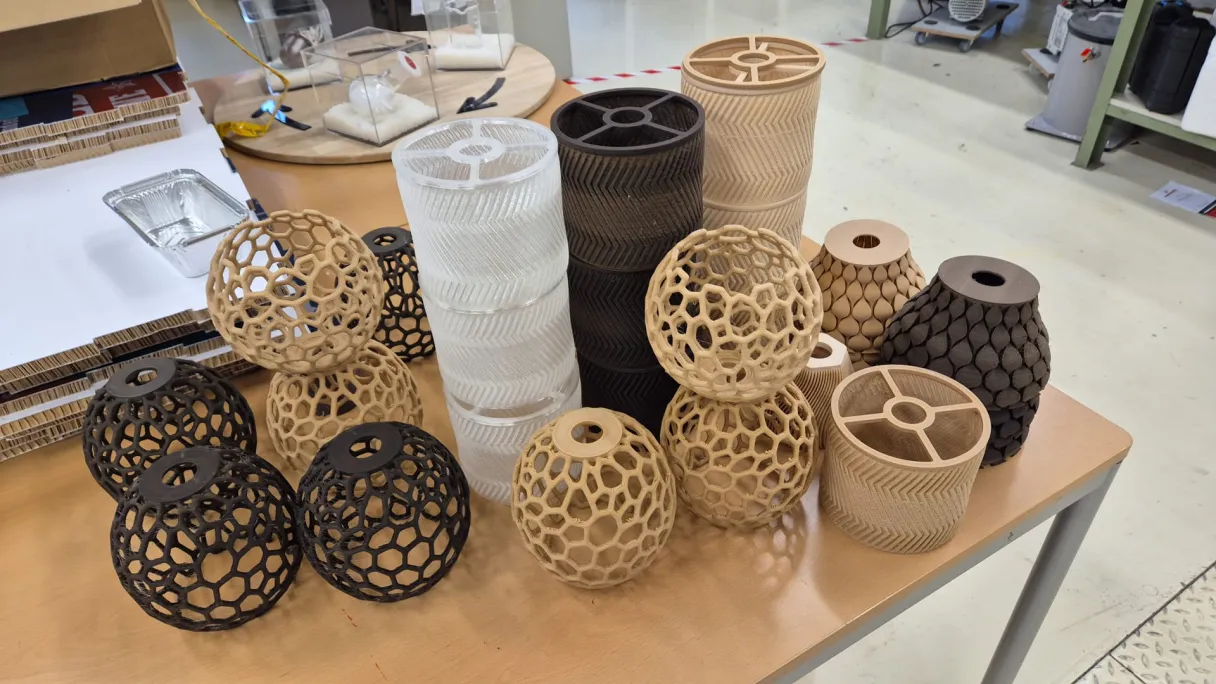 Een verzameling van de lampenkappen voor WILDnights in het lab van NHL Stenden Emmen