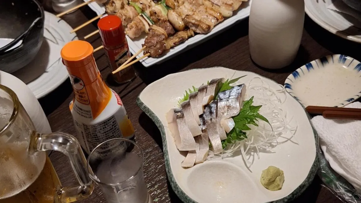 20:30 uur   Avondeten met collega’s bij een yakitori restaurant 🍢  In Japan is dit heel normaal: laat doorwerken én samen eten. Net even anders dan in Nederland. 