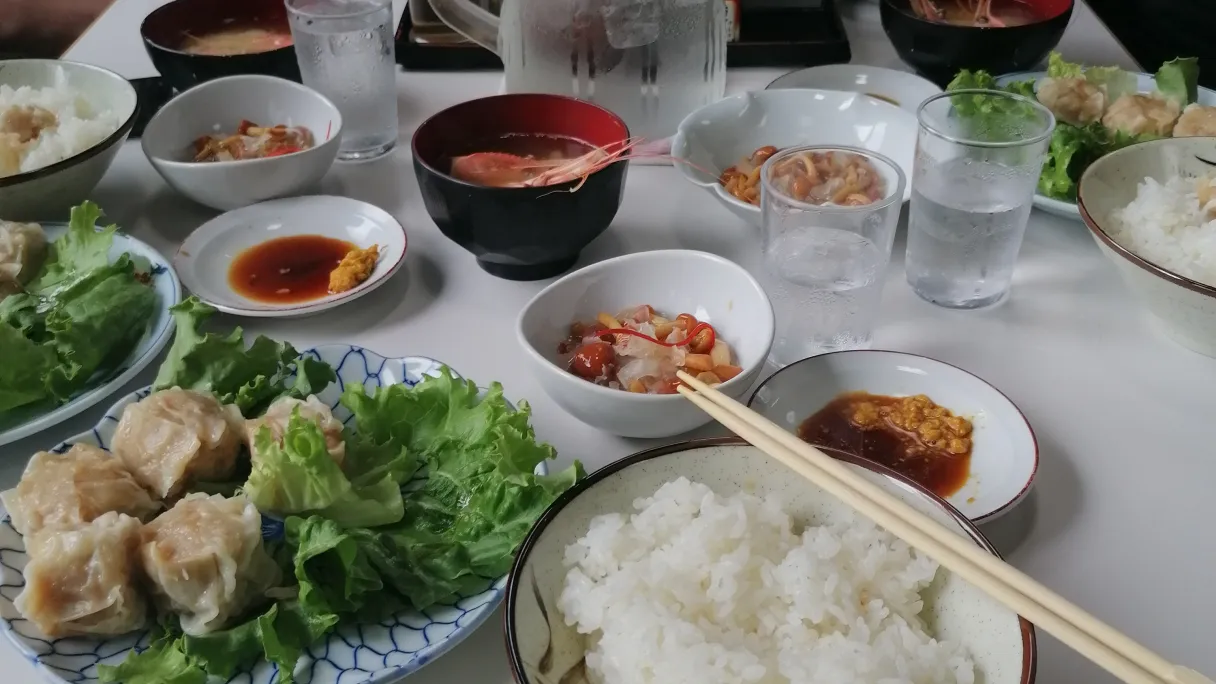 11:50 uur   Geluncht bij een Chinees restaurant: dumplings, rijst en een paddenstoelensalade 🍚🥢 