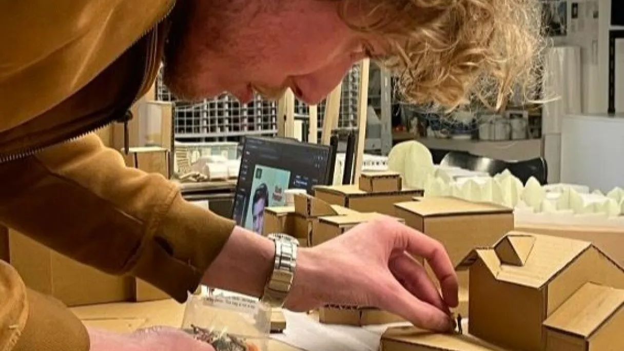16:20 uur   Finishing touches op de maquette, bijna af! 