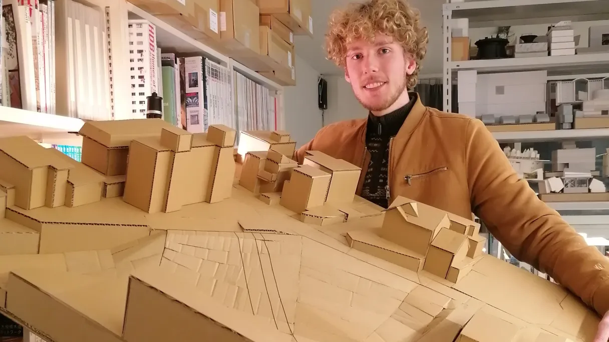 16:40 uur   De maquette is af!✔️ Nu kunnen we beginnen met de ontwerpstudies: aan de slag met het ontwerp en oriëntatie van de huizen. 