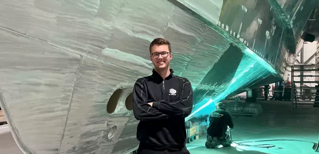Bastiaan Brandsma (20) heeft van zijn hobby zijn werk én studie gemaakt. Naast een baan in de scheepsbouw bij Next Generation Shipyards volgt hij de associate degree Maritieme Techniek duaal.