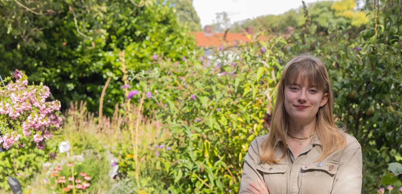 Stel je voor: je partner krijgt de diagnose dementie. Vertel je het de buren? Of houd je het liever stil? Ondanks het groeiende aantal mensen met dementie, hangt er nog altijd een taboe rond dit ziektebeeld. Isolement en overbelasting van mantelzorgers liggen op de loer. Social Work-student Maartje Bröerken deed er onderzoek naar en ontwierp een verrassend product dat helpt om het gesprek open te breken en kennis te delen: Het Ganze Leven Spel.