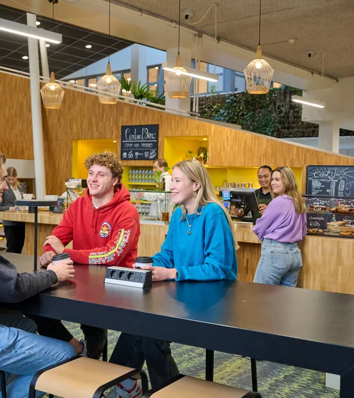 studenten-aan-tafel-bij-koffiebar-rengerslaan-8.jpg