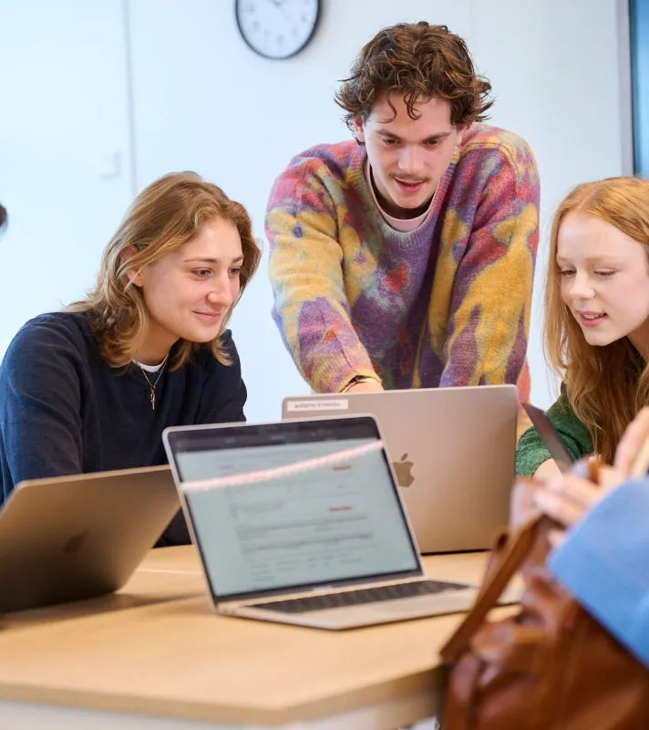 studenten-luisteren-aandachtig-naar-uitleg.jpg