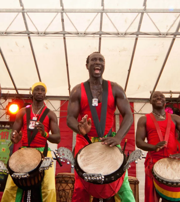 djembe-agogo-afrikaans-3-drummers-2-danseressen-basis