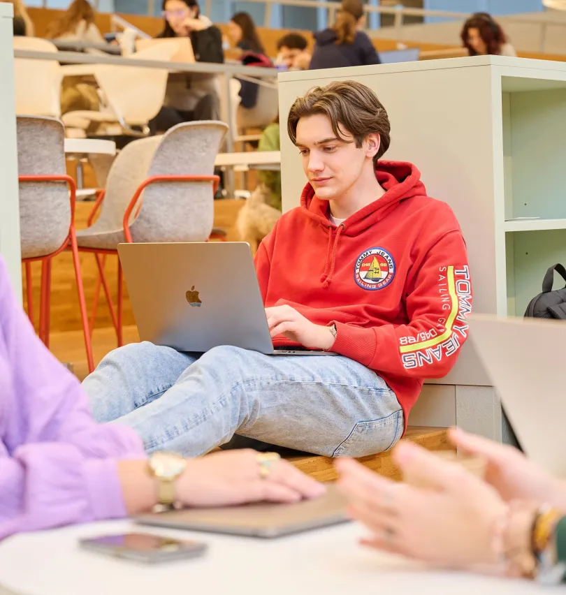 jongen-aan-het-werk-op-macbook
