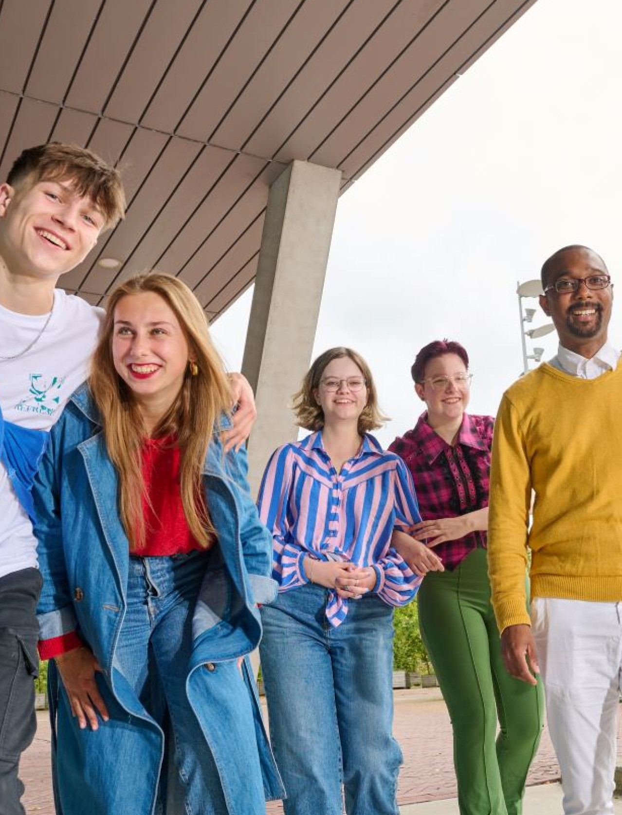 Groepje studenten loopt over het plein