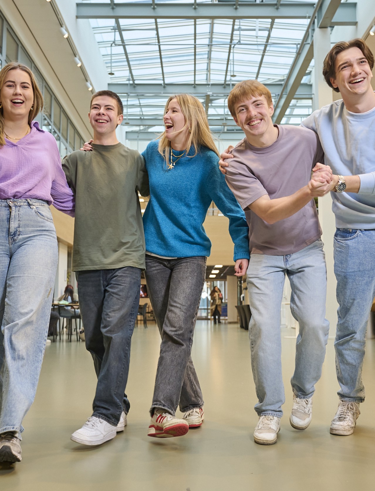 Groep studenten wandelen door de gang