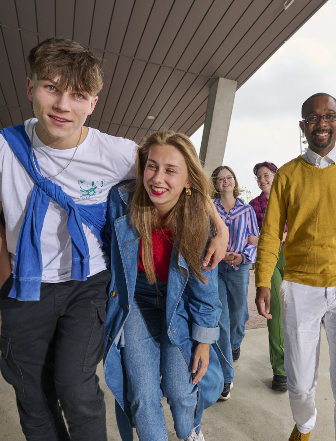 studenten lopen buiten