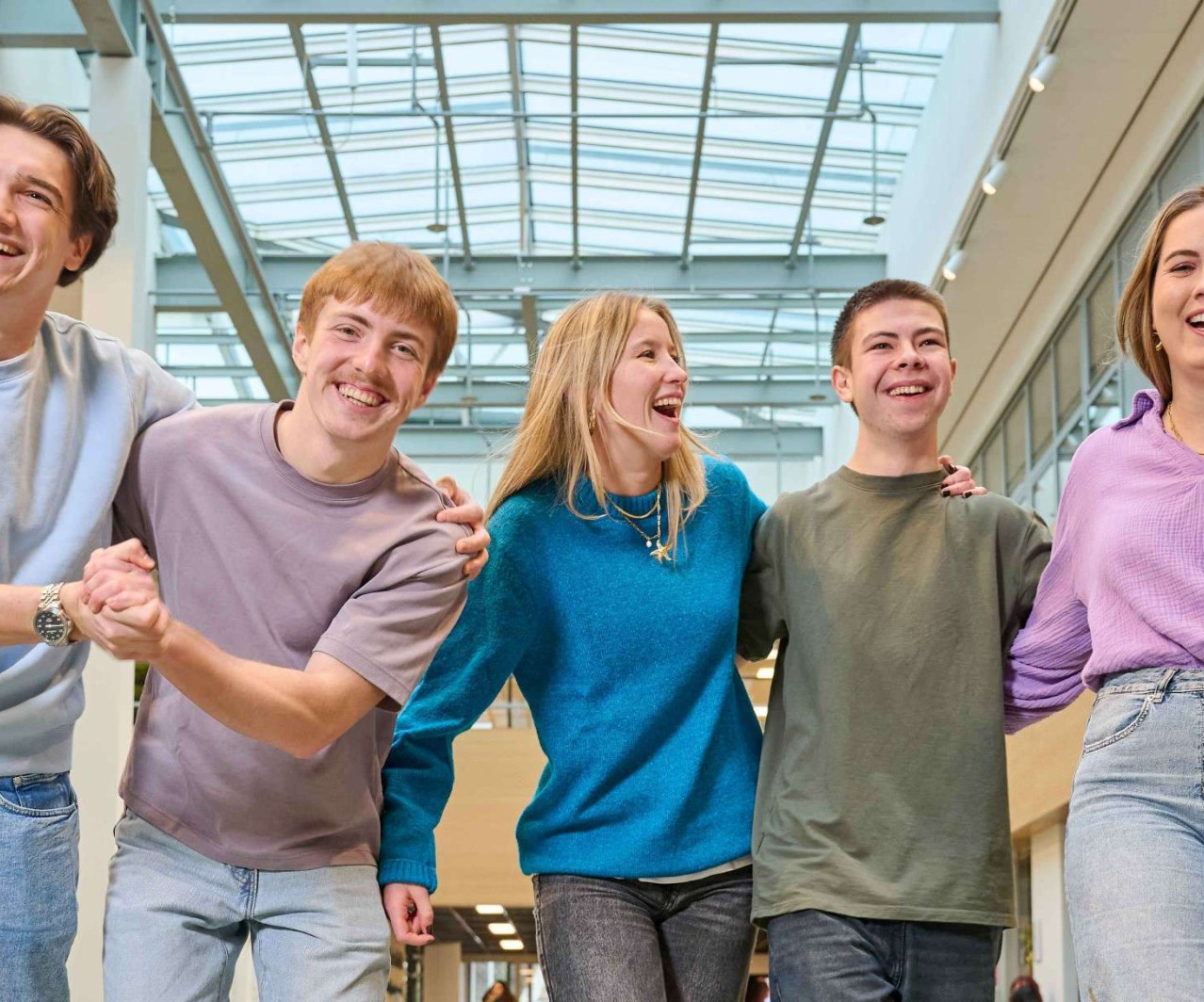 students-walking-hero-header-spiegelen