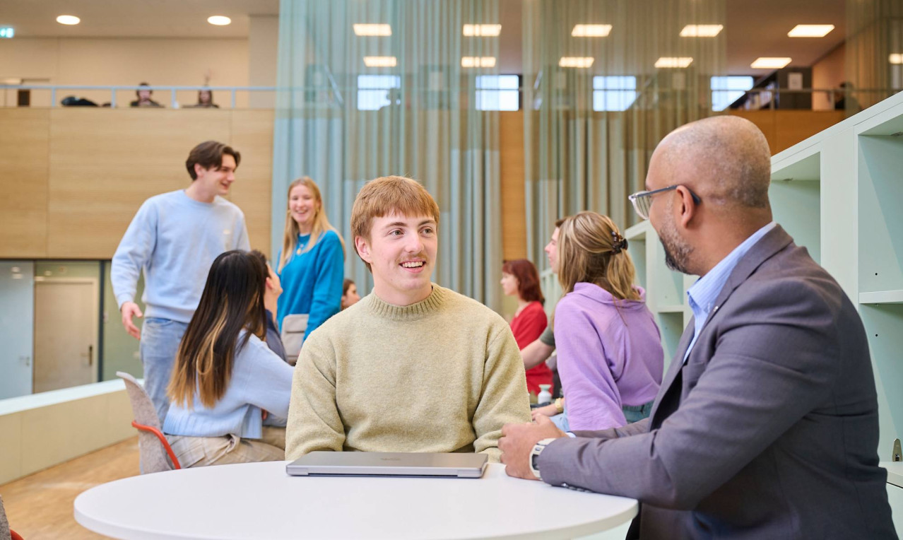 student-docent-in-gesprek-bij-studielandschap-bibliotheek.jpg