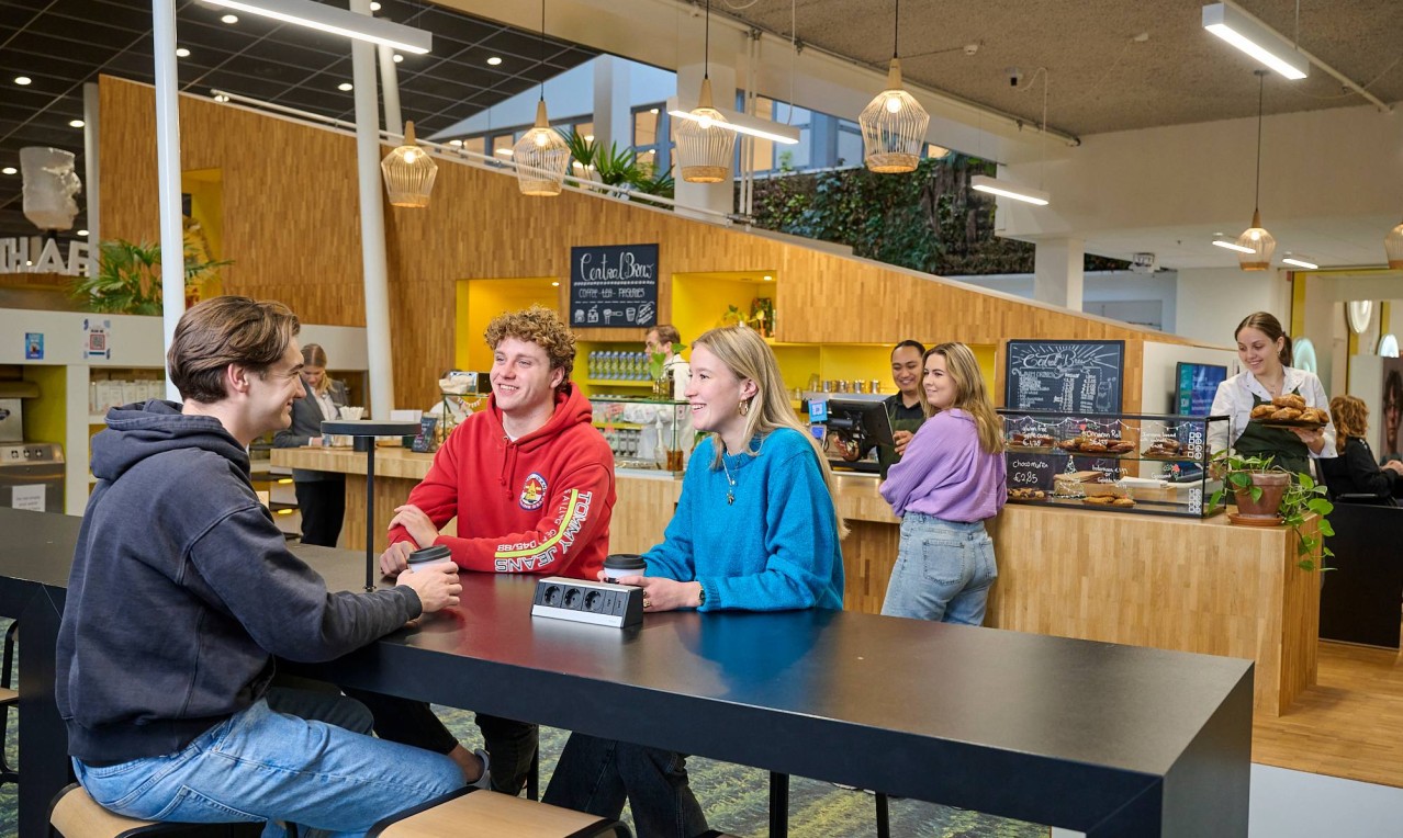 studenten-aan-tafel-bij-koffiebar-rengerslaan-8.jpg