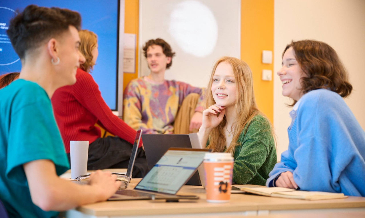 studenten-werken-samen-in-een-lokaal.jpg