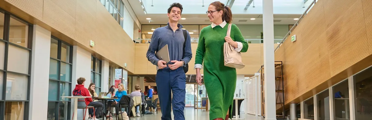 student-en-docent-lopen-in-gang-bij-studielandschap-rengerslaan-8.jpg