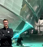 Bastiaan Brandsma (20) heeft van zijn hobby zijn werk én studie gemaakt. Naast een baan in de scheepsbouw bij Next Generation Shipyards volgt hij de associate degree Maritieme Techniek duaal.