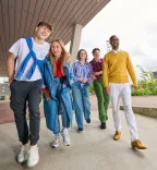 Groepje studenten loopt over het plein