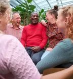 Groep deeltijd studenten lachen