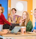 studenten-werken-samen-in-een-lokaal.jpg