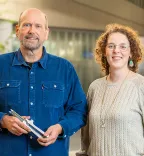 Willemien Veele en Rudy Folkersma met een nietmachine
