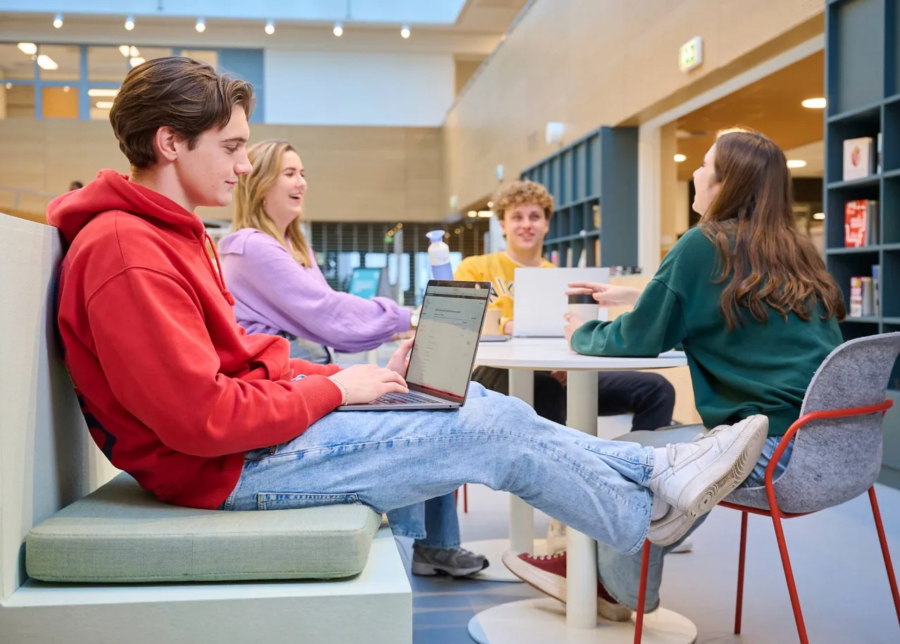 jongen-op-macbook-in-studielandschap.jpg