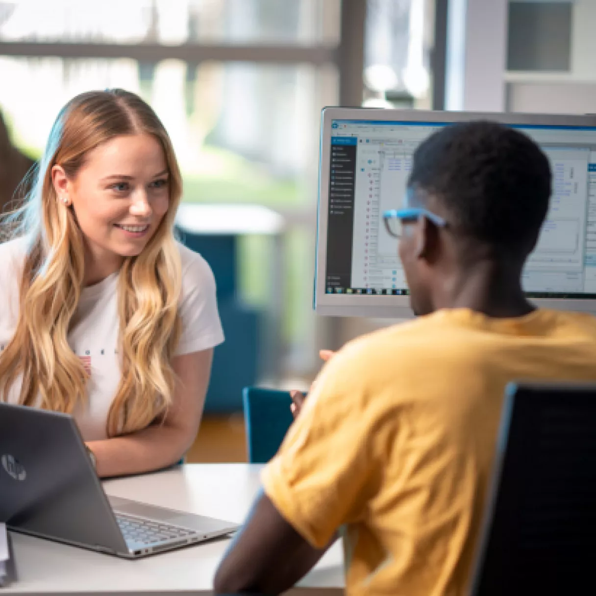 studenten-informatie-computer-advies-gesprek.jpg