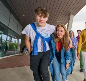 Studenten lopen naar je toe