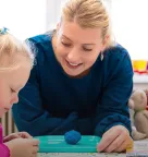 Vrouw die kind helpt