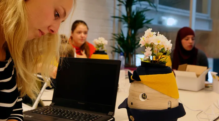 studenten en zorgrobot tessa