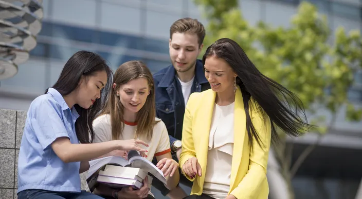 sfeerfoto vier studenten op kennisplein