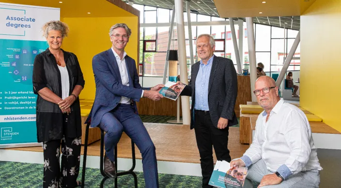 overhandiging-handreiking-NHL-Stenden