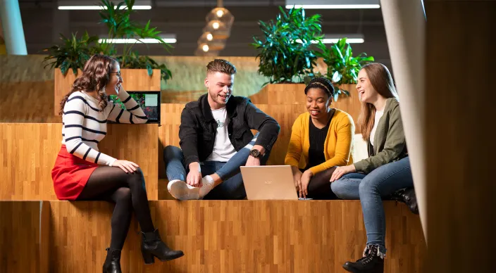 studenten-kantine-groep-zittend