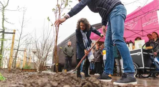 Wethouder Nathalie Kramers en DGA Snoek Puur Groen Douwe Snoek openen De Grienscape met het planten van de laatste boom.