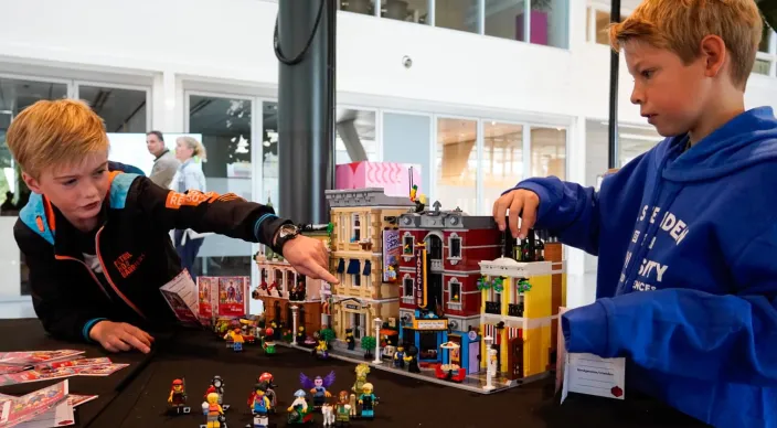 Twee jonge bezoekers nieuwsgierig tijdens Weekend van de Wetenschap