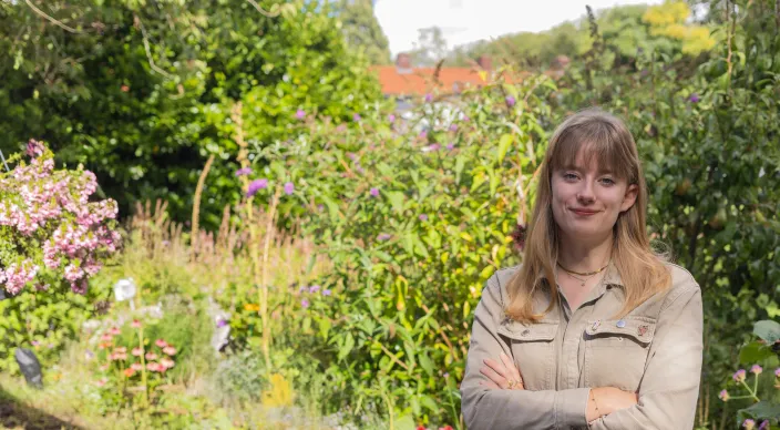 Stel je voor: je partner krijgt de diagnose dementie. Vertel je het de buren? Of houd je het liever stil? Ondanks het groeiende aantal mensen met dementie, hangt er nog altijd een taboe rond dit ziektebeeld. Isolement en overbelasting van mantelzorgers liggen op de loer. Social Work-student Maartje Bröerken deed er onderzoek naar en ontwierp een verrassend product dat helpt om het gesprek open te breken en kennis te delen: Het Ganze Leven Spel.