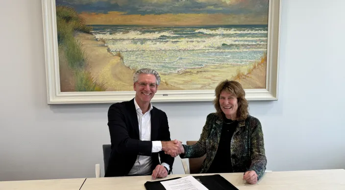 Van links naar rechts Marc Otto en Astrid Kee bij de ondertekening